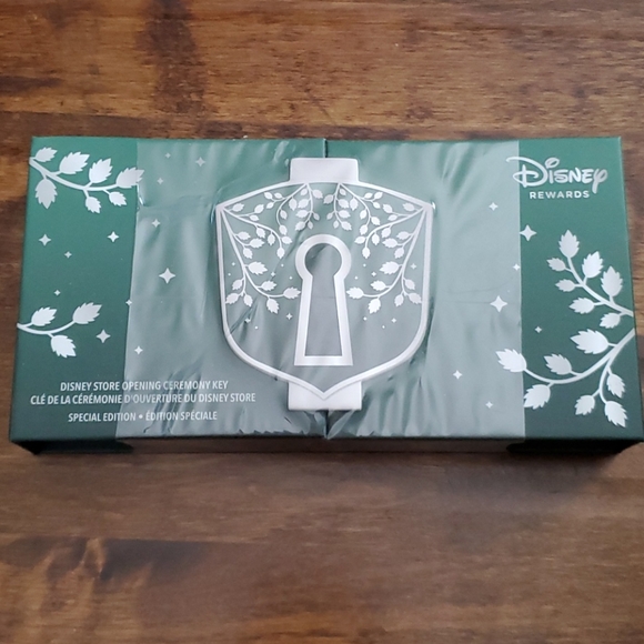 Disney Other - Disney Store opening ceremony key NIB